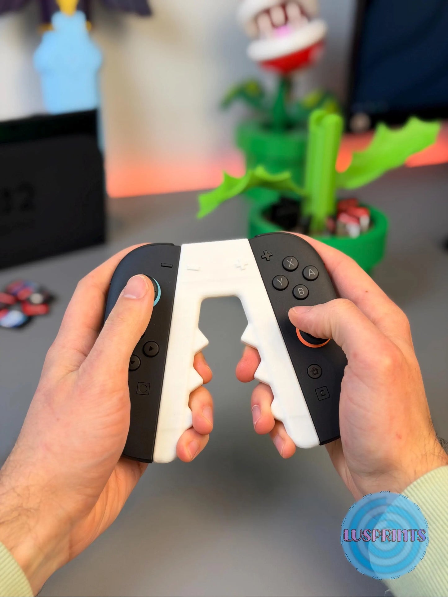 Soporte de planta Piraña para Joy-Cons de Switch 2 de la marca Kokoroto, decorativo y funcional para mando Nintendo Switch.