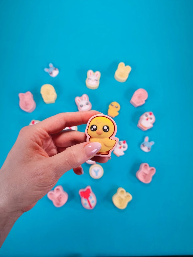 Clickers de Pascua Kokoroto, pequeños dispositivos para celebrar la Pascua, en colores brillantes y diseño festivo.