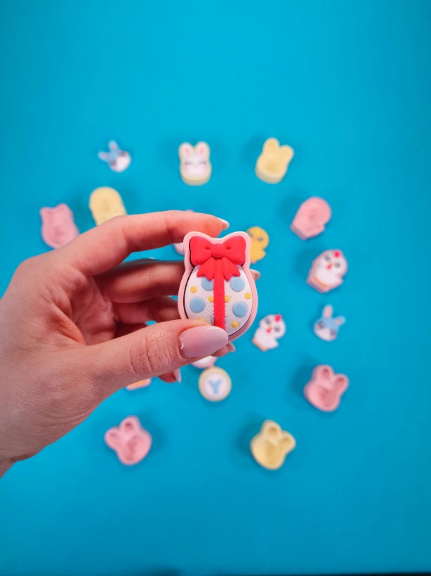 Clickers para celebrar la Pascua de la marca Kokoroto, utensilios coloridos para festividades y actividades de Pascua.