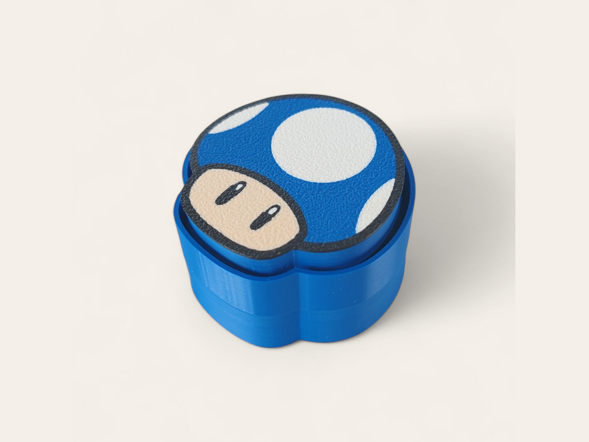 Clicker Power-Up Mario Bros de Kokoroto, botón de juego en color rojo con detalles de personajes de Mario Bros.