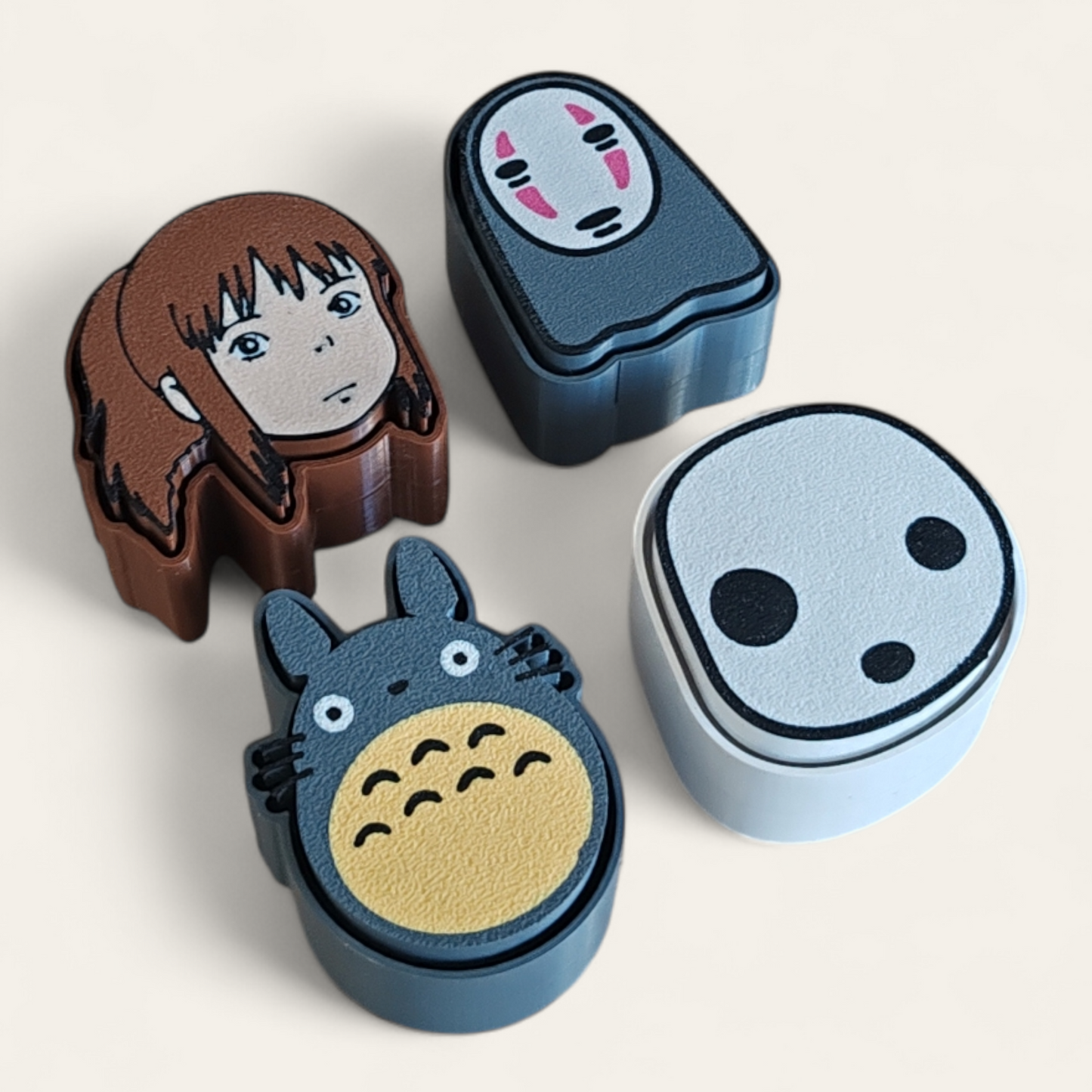 Clickers de personajes del Estudio Ghibli de Kokoroto, con ilustraciones detalladas de personajes populares en colores vibrantes.