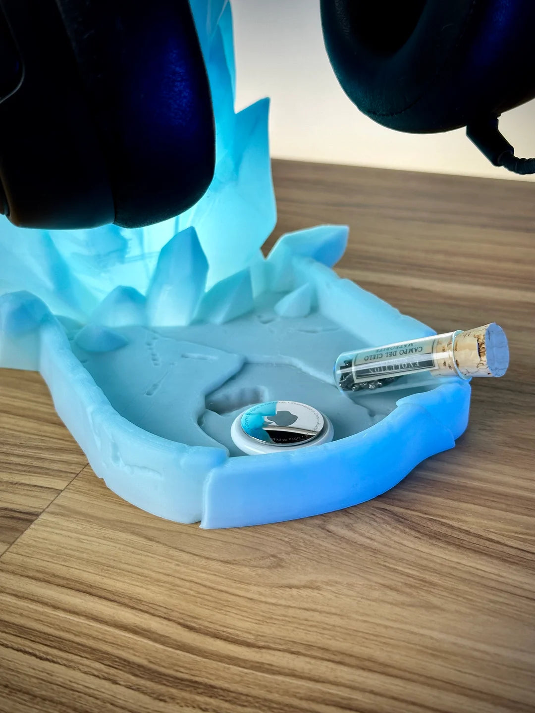 Soporte para auriculares Kokoroto con bandeja, mostrando diseño elegante y funcionalidad en un ambiente de escritorio moderno.