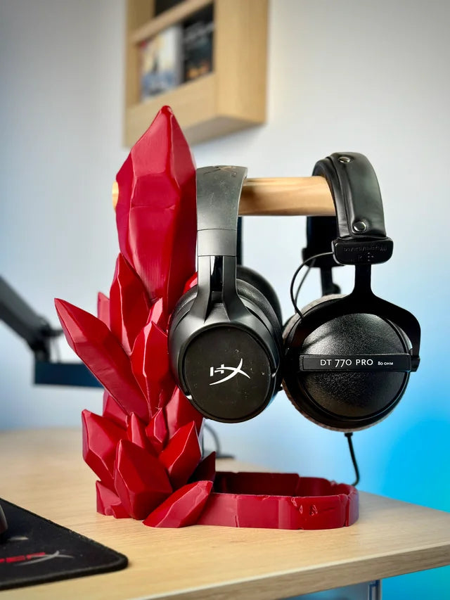 Soporte para auriculares Kokoroto con bandeja, mostrando diseño moderno y funcionalidad para organización de auriculares.