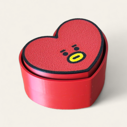 Crachá Clicker BT21 de la marca Kokoroto con diseño de Tata, personaje de BTS, en colores vibrantes.