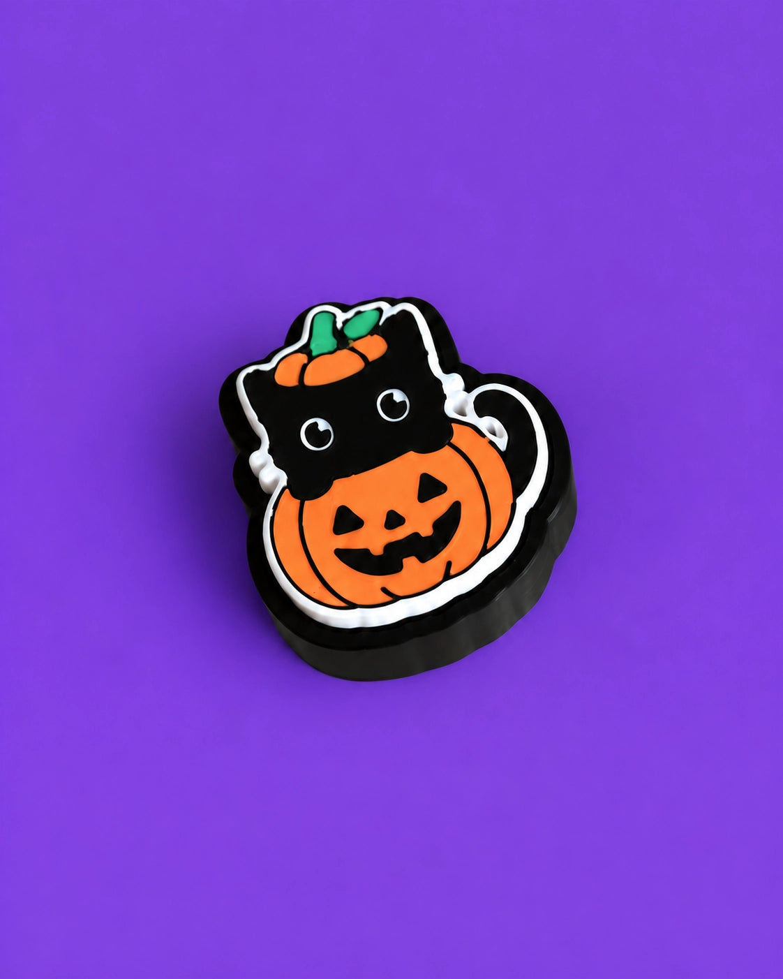 Halloween-Kätzchen-Schlüsselanhänger-Clicker im Kürbiskostüm, vor violettem Hintergrund - Kokoroto