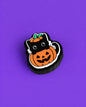 Halloween-Kätzchen-Schlüsselanhänger-Clicker im Kürbiskostüm, vor violettem Hintergrund - Kokoroto