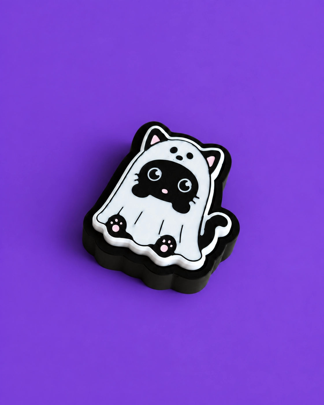 Halloween-Kätzchen-Schlüsselanhänger-Clicker im Geisterkostüm, vor violettem Hintergrund - Kokoroto