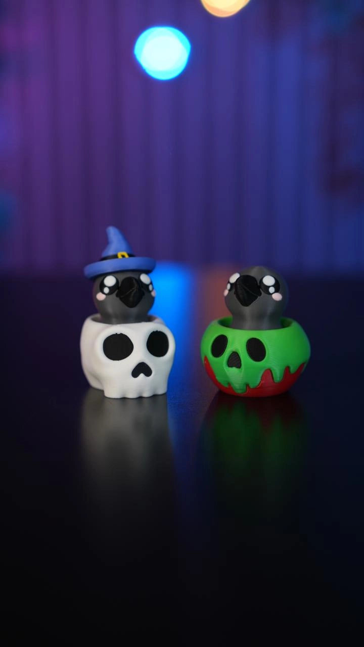 Halloween-Schlüsselanhänger-Clicker in Form eines weißen Totenkopfs neben dem tropfenden grünen Kürbis-Clicker - Kokoroto