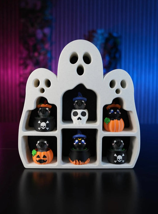 Geisterförmiger Ausstellungsständer mit den sechs Halloween-Schlüsselanhänger-Clickern in ihren Aussparungen - Kokoroto