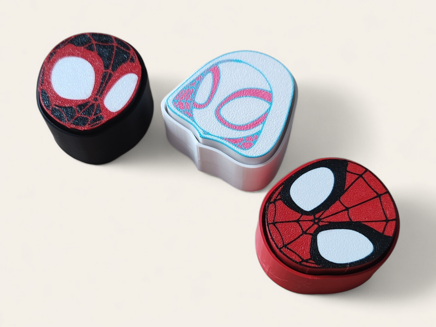 Clickers de Spidey y sus amigos de Kokoroto, en diseño Ghost Spin, con colores vibrantes y detalles divertidos para niños.