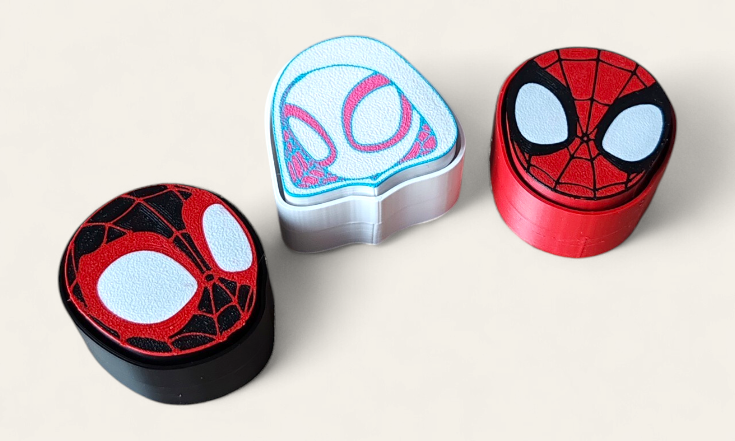 Clickers de Spidey y sus amigos de Kokoroto, en colores brillantes, con diseño de personajes de Spider-Man y sus amigos.