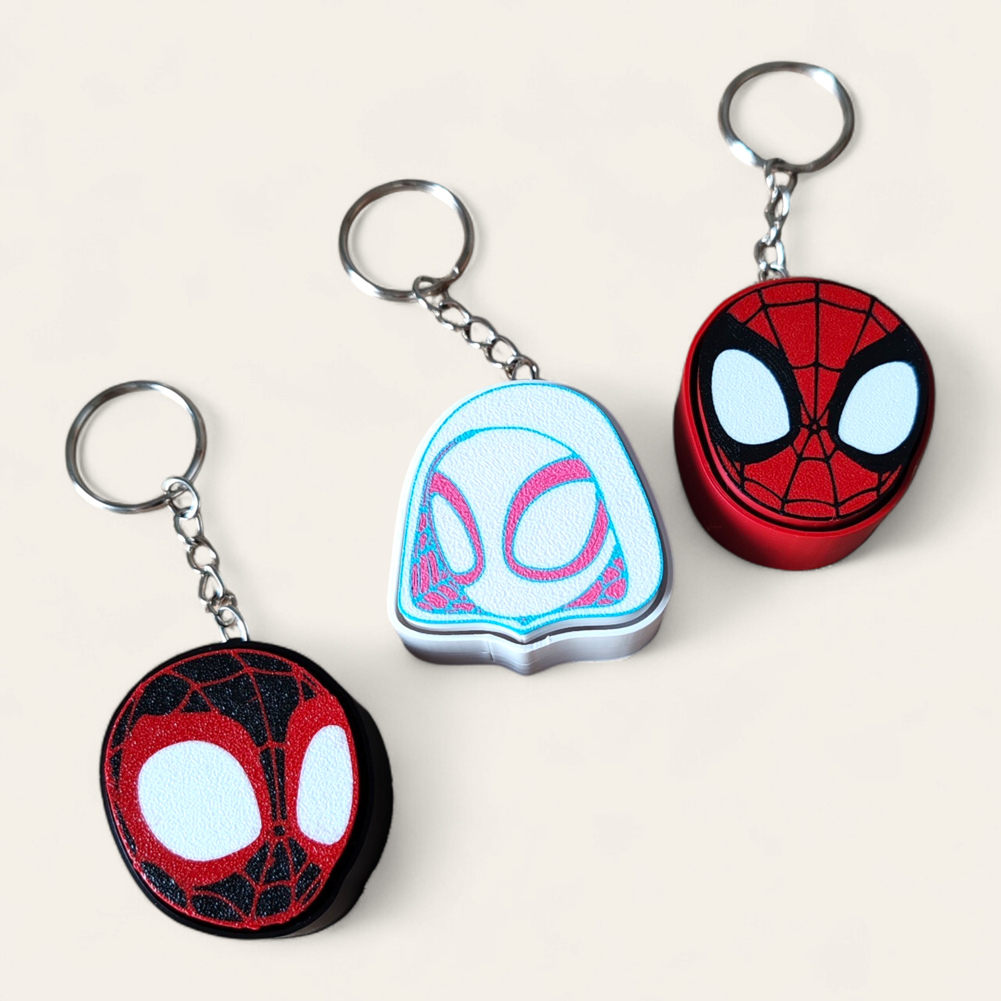 Clickers de Spidey y sus amigos de Kokoroto, con diseño de Spidey y Ghost Spin en colores vibrantes.