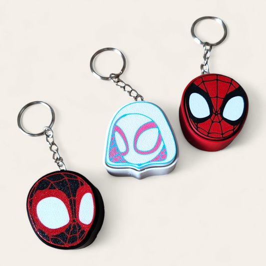 Clickers de Spidey y sus amigos de Kokoroto, con diseño de Spidey y Ghost Spin en colores vibrantes.