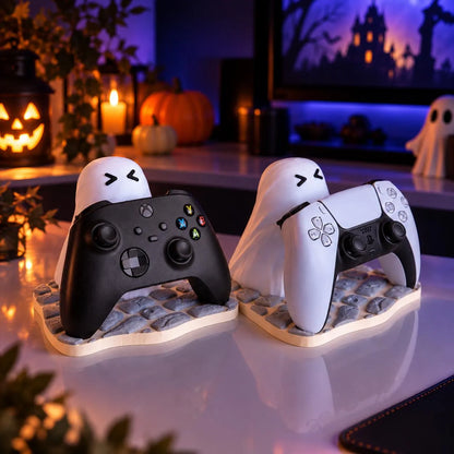 Soporte Ghost Buddy para mando Xbox y PS5, con ambos fantasmas sujetando sus mandos, en una escena de salón decorada por Halloween - Kokoroto