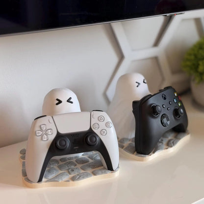 Soporte Ghost Buddy con mando Xbox y PS5 colocados, vista frontal cercana - Kokoroto