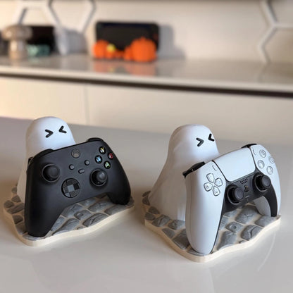 Soporte Ghost Buddy con mando Xbox y PS5, sobre una encimera con calabazas decorativas de fondo - Kokoroto