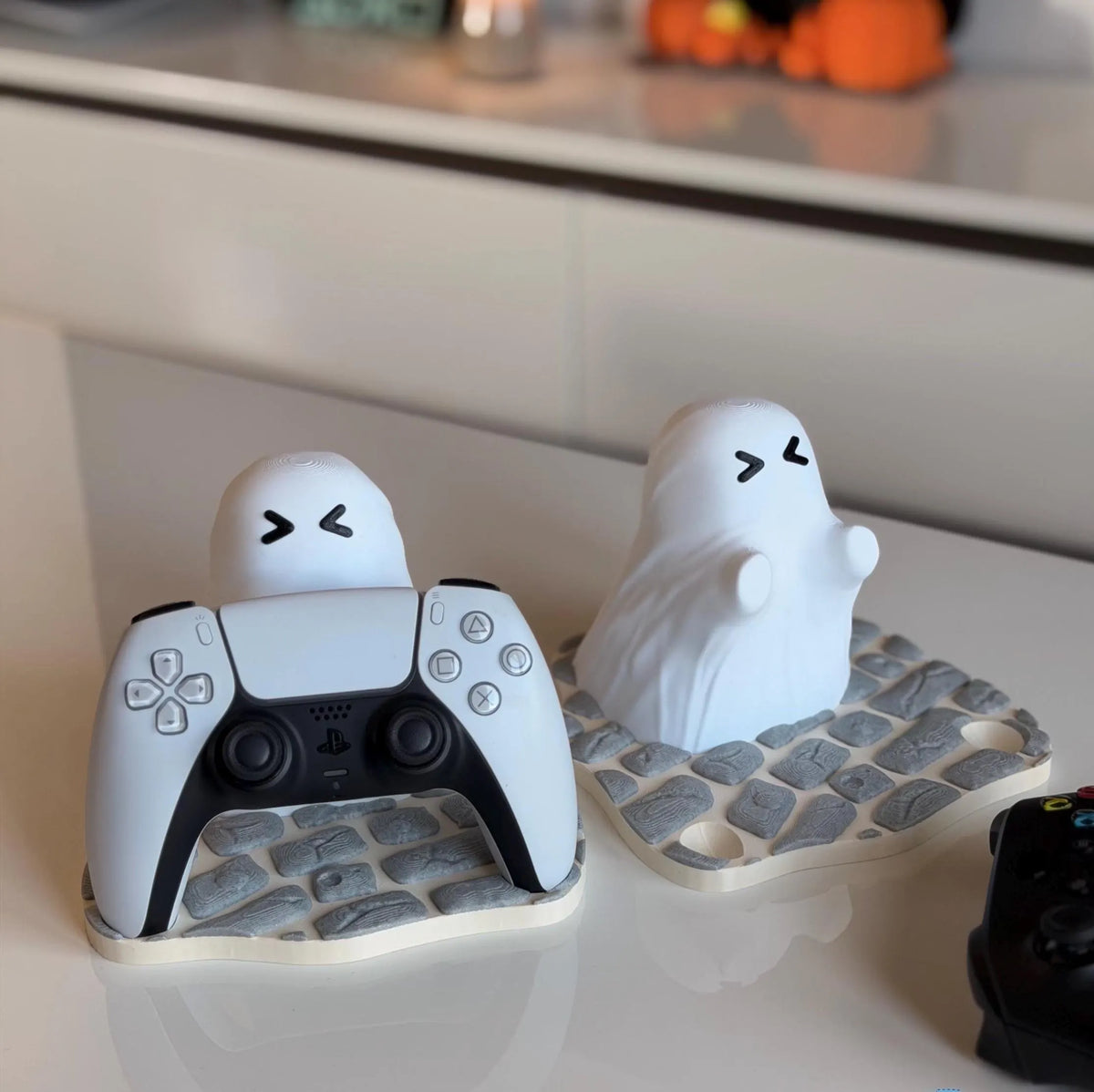 Detalle del soporte Ghost Buddy con el mando de PS5 DualSense colocado - Kokoroto