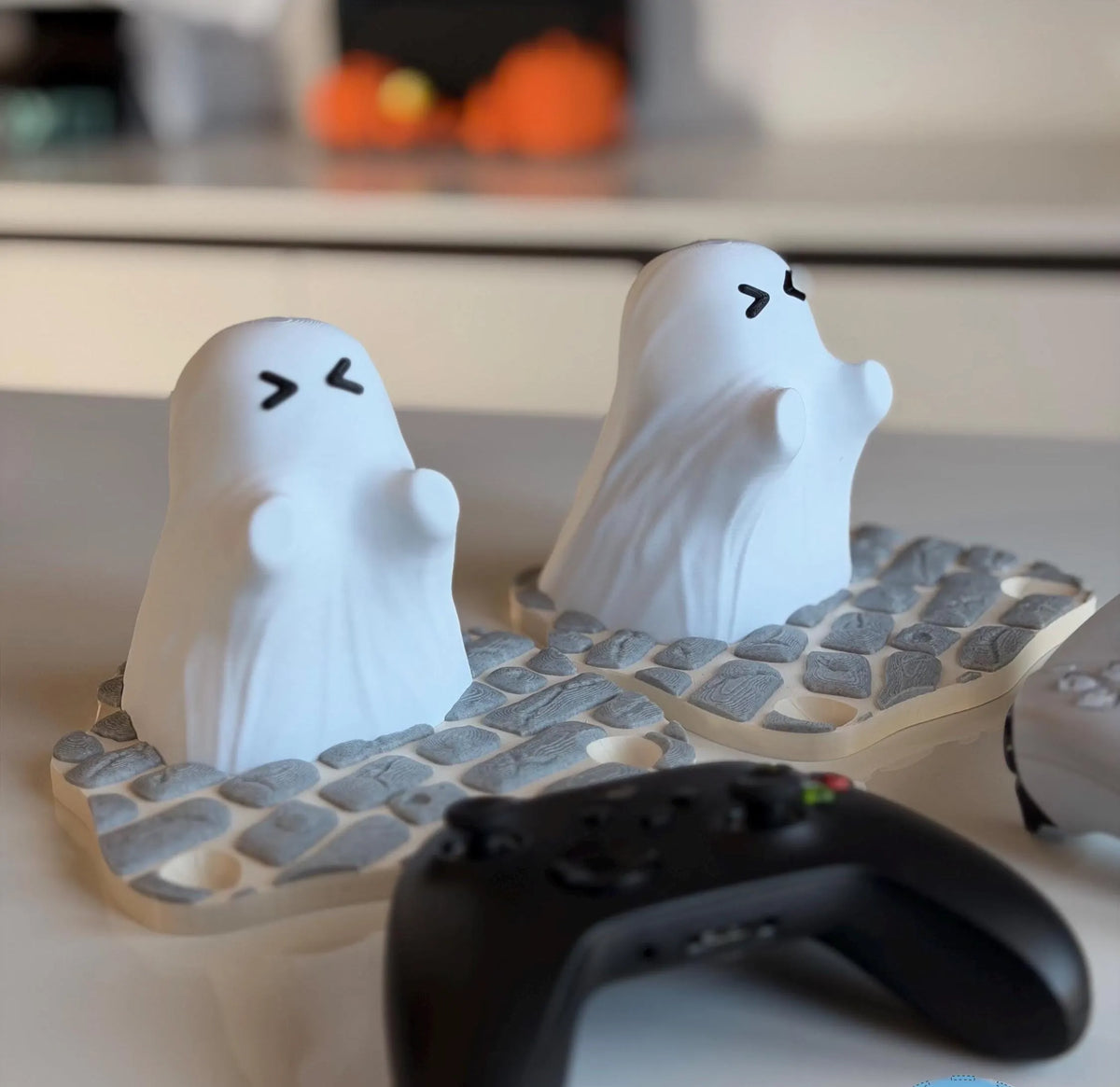 Par de soportes Ghost Buddy sin mandos, mostrando la base de piedra y el diseño del fantasma - Kokoroto