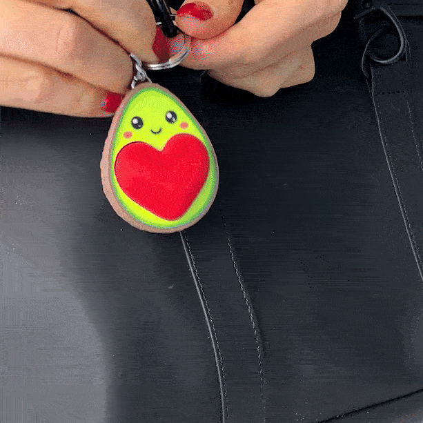 GIF animado del mecanismo clicker del llavero de aguacate en forma de corazón - Kokoroto