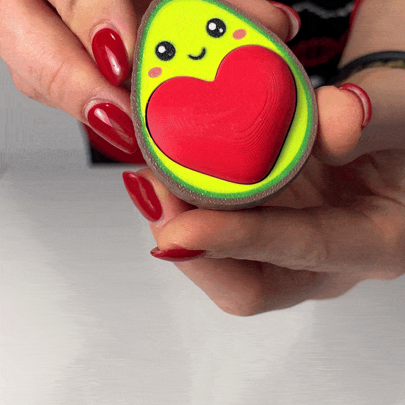 GIF mostrando el hueso interior del llavero clicker de aguacate corazón en movimiento - Kokoroto