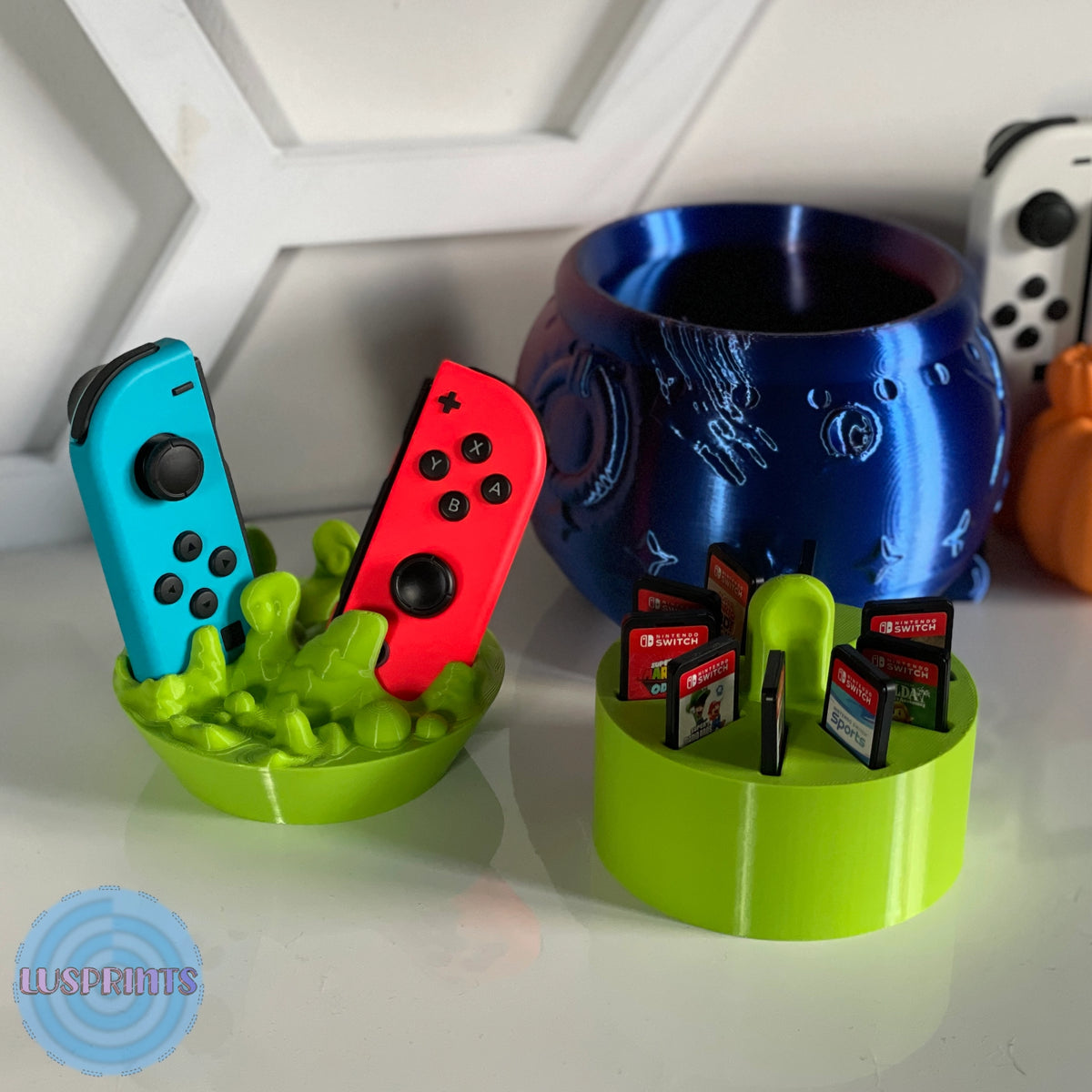 Witch's cauldron for Joy-Con next to the rotating Nintendo Switch cartridge organizer, showing the complete set - Kokoroto