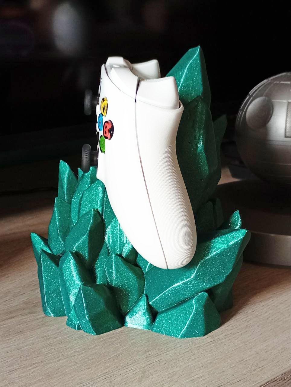 Kokoroto universal controller stand for PC, PlayStation, Xbox, and Switch in a sleek design.