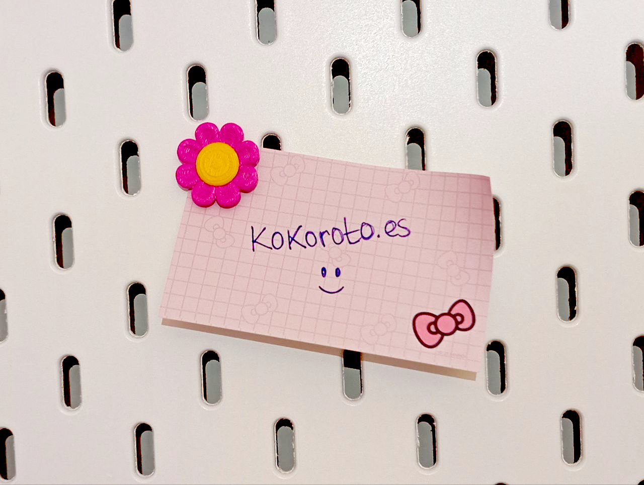 Portalápices Kokoroto en forma de cactus, con detalles verdes y textura que imita un cactus real, ideal para escritorio.