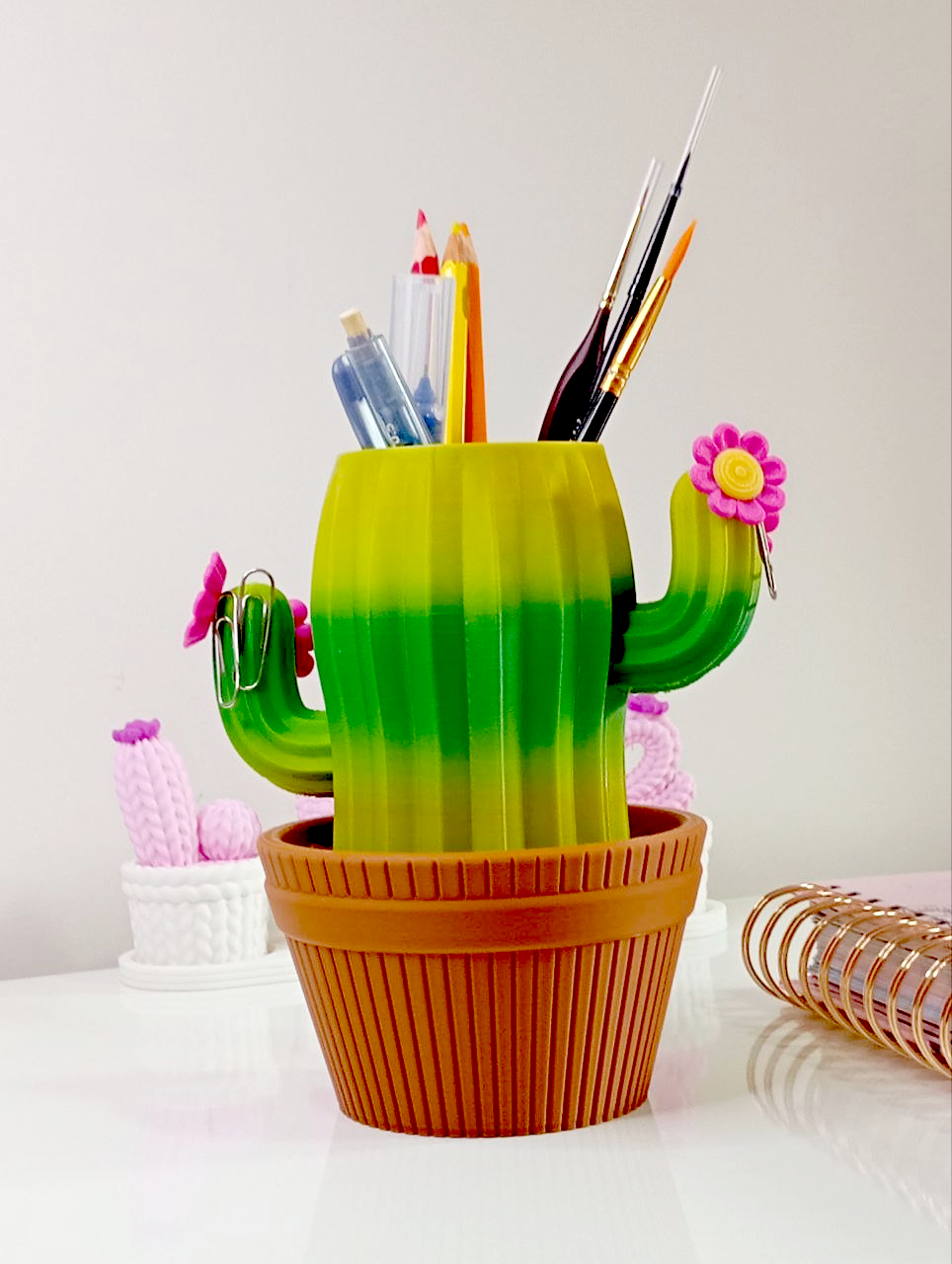 Portalápices Kokoroto en forma de cactus con espacio para lápices y bolígrafos, decorativo y funcional para escritorio.