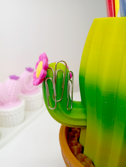 Portalápices Kokoroto con diseño de cactus, recipiente de cerámica verde para lápices y bolígrafos, decorativo y funcional.