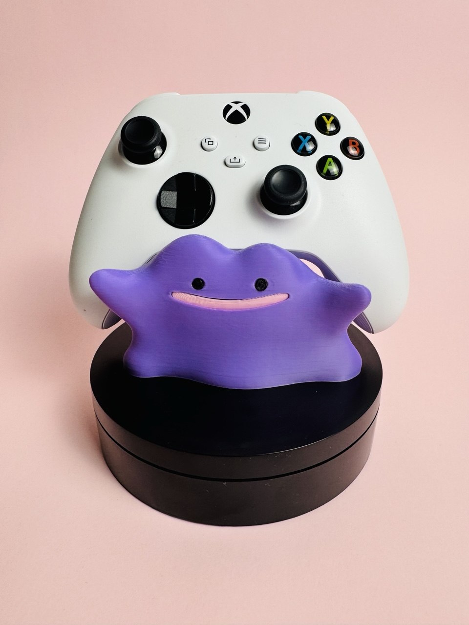 Soporte universal para mandos Kokoroto, soporte resistente y ajustable para controlar y organizar tus controles de videojuegos.