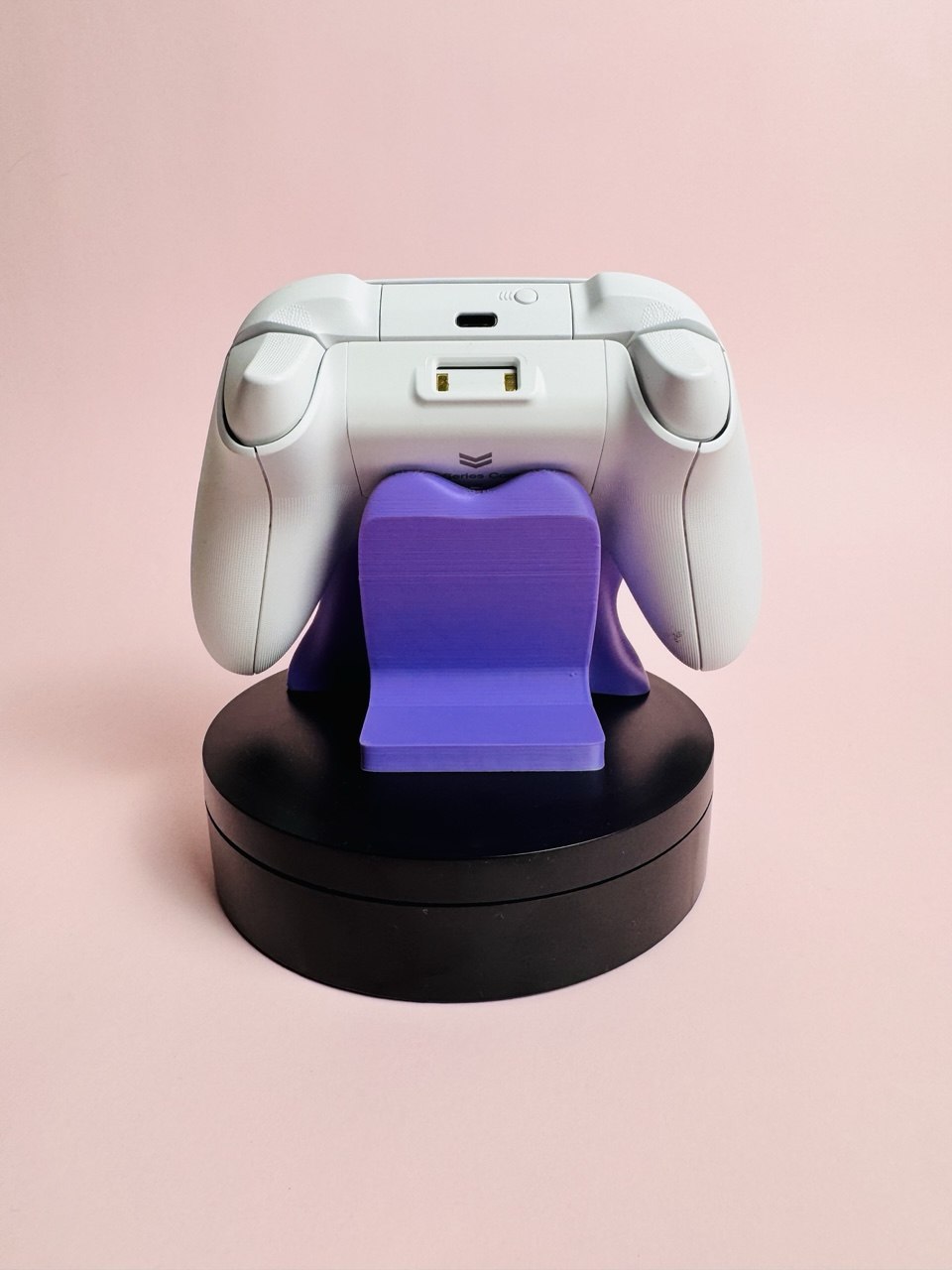 Soporte universal para mandos Kokoroto, soporte resistente para controles de videojuegos, en color negro y diseño compacto.