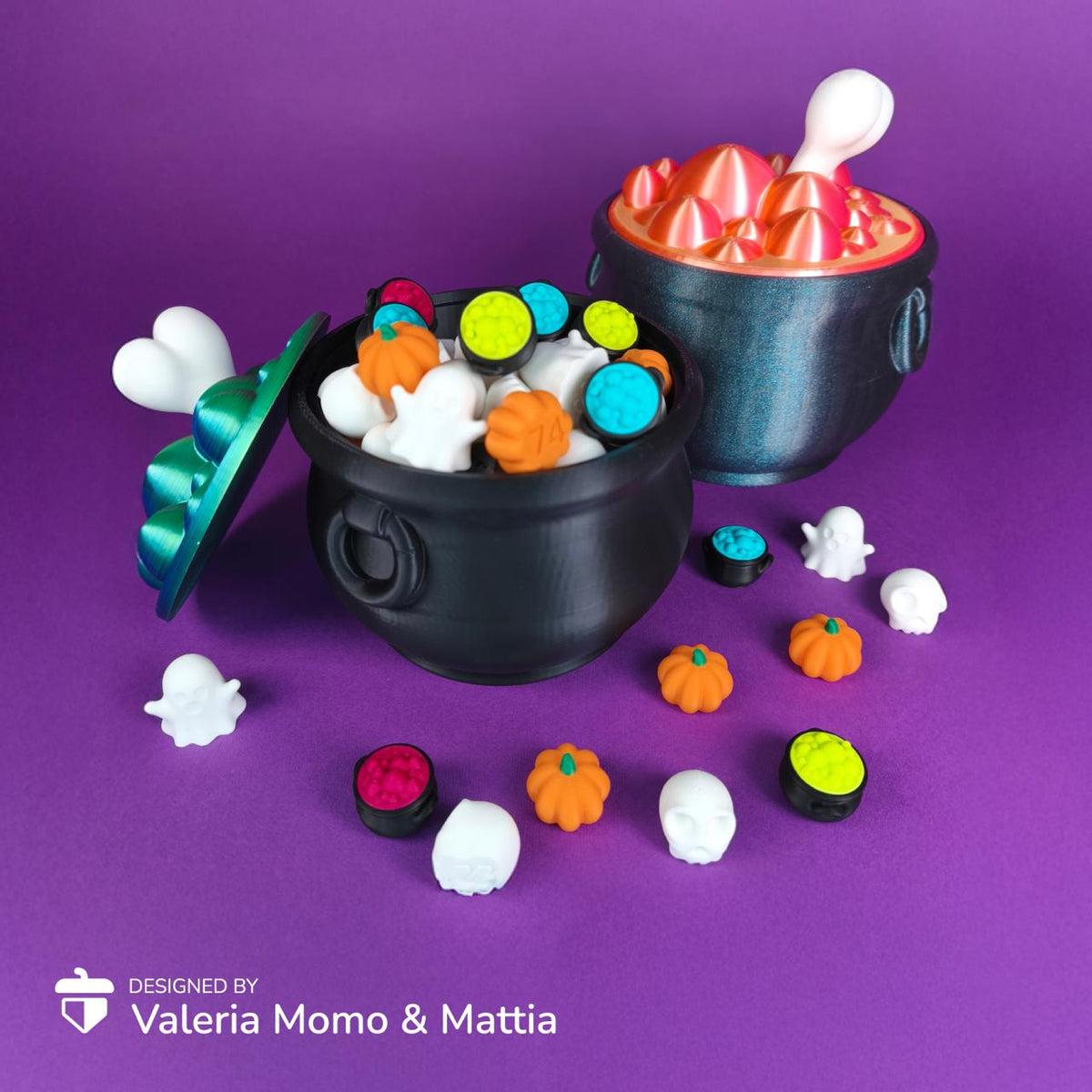 Los dos calderos de bruja para caramelos con la tapa abierta apoyada al lado, mostrando el diseño completo - Kokoroto