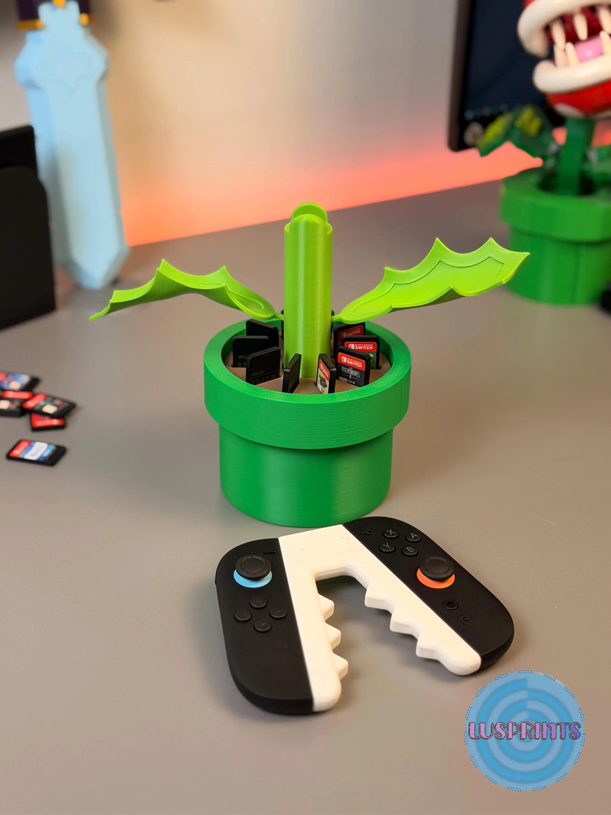 Soporte de planta Piraña para Joy-Cons de Nintendo Switch 2 de la marca Kokoroto, decorativo y funcional.