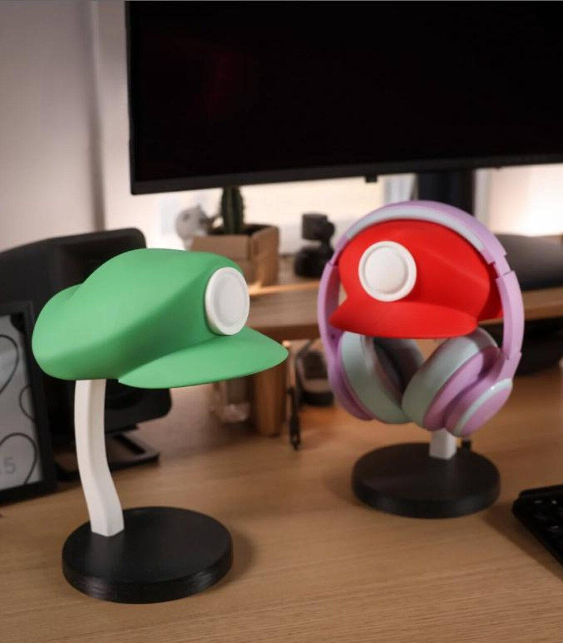 Soporte para auriculares personalizable de Kokoroto con diseño de cabeza de plomero, ideal para organización y estilo.