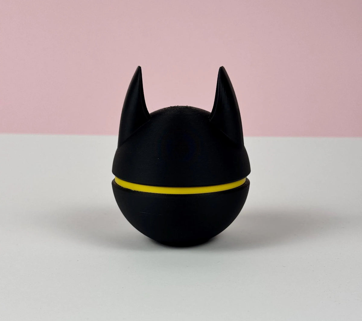 Batball Pokéball inspiriert von Batman, 3D-gedruckt, Nahaufnahme des handveredelten Details - Kokoroto
