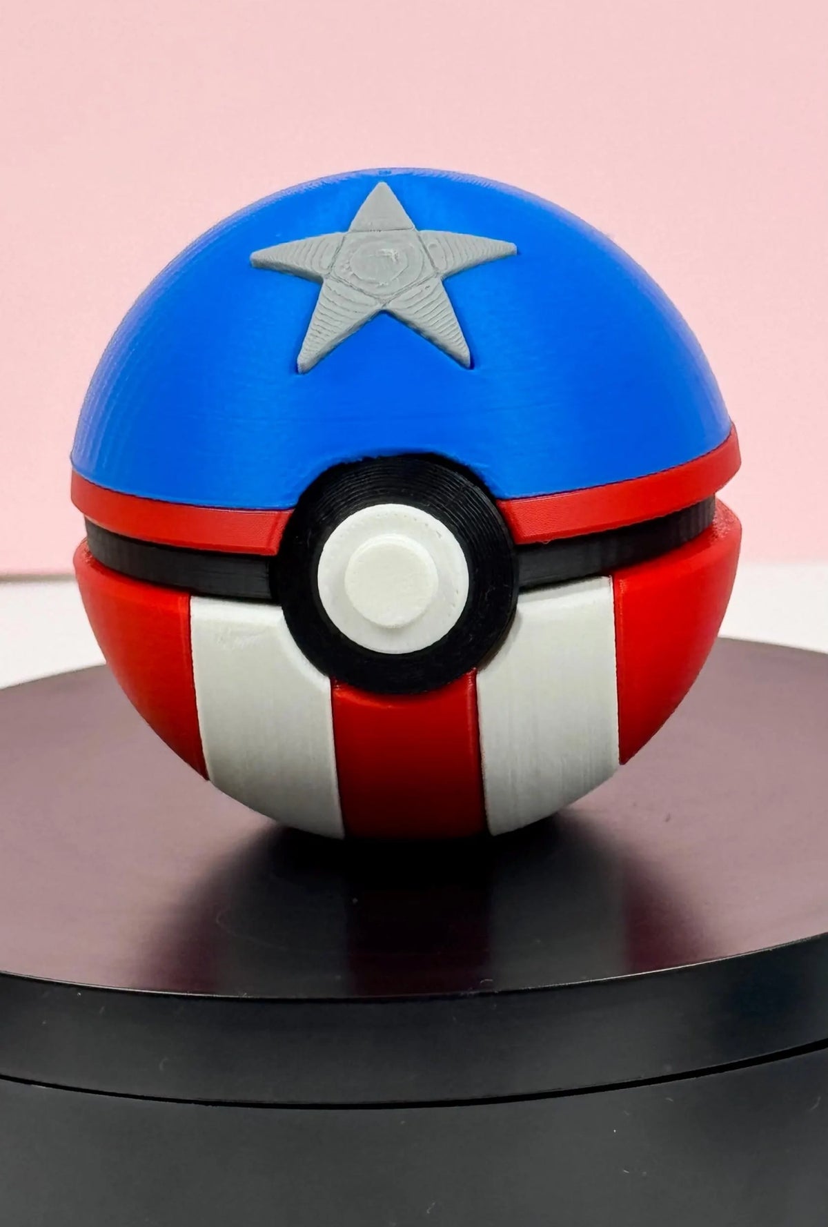 Captainball Pokéball inspiriert von Captain America, 3D-gedruckt, Frontalansicht des Designs - Kokoroto