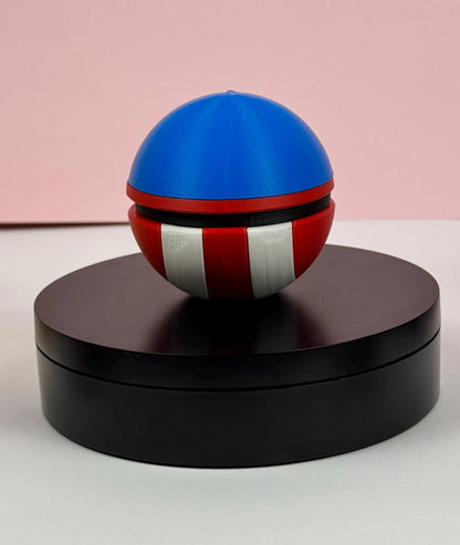 Captainball Pokéball inspiriert von Captain America, 3D-gedruckt, Nahaufnahme des handveredelten Details - Kokoroto