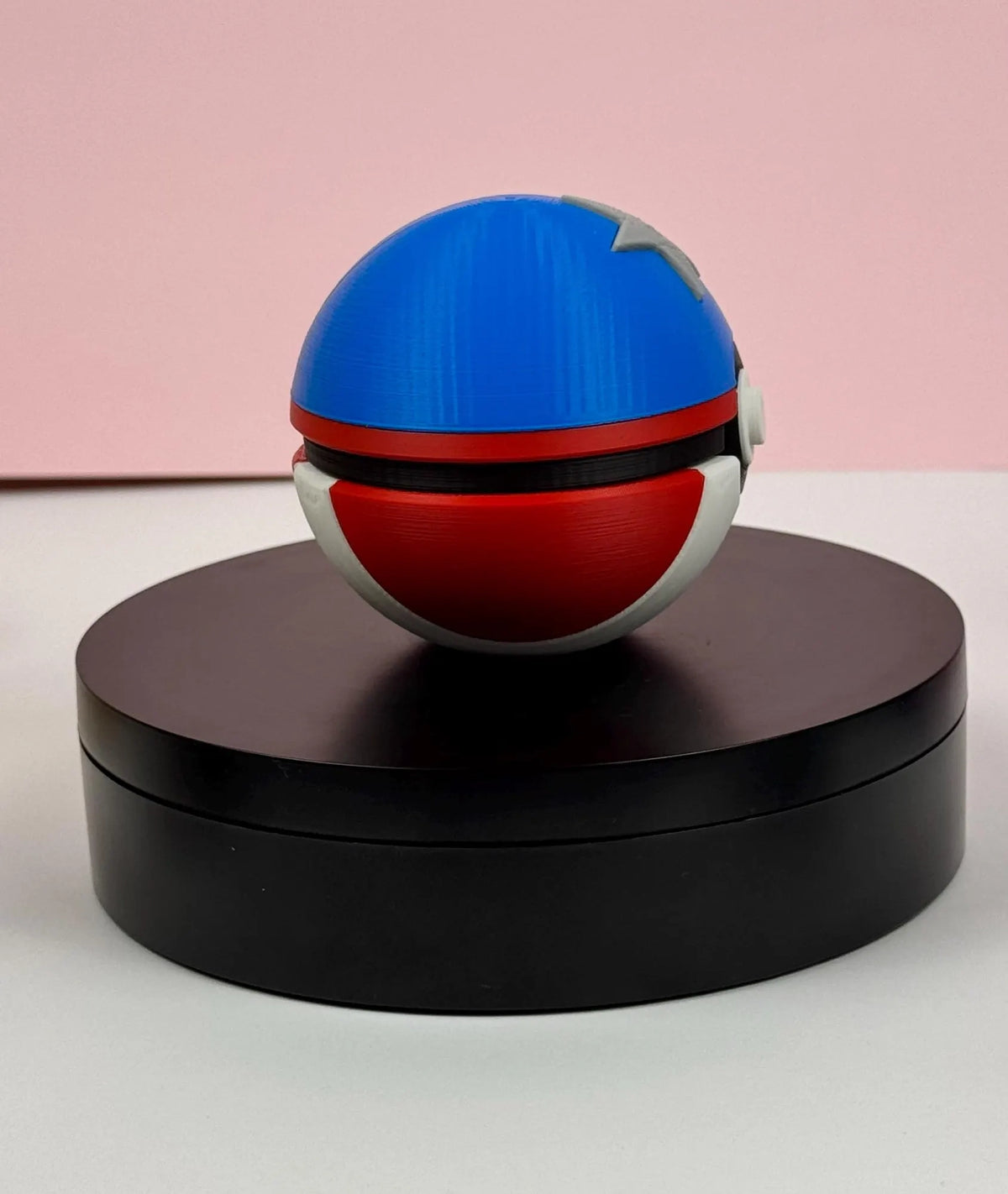 Captainball Pokéball inspiriert von Captain America, 3D-gedruckt, dekorativ auf einem Schreibtisch - Kokoroto