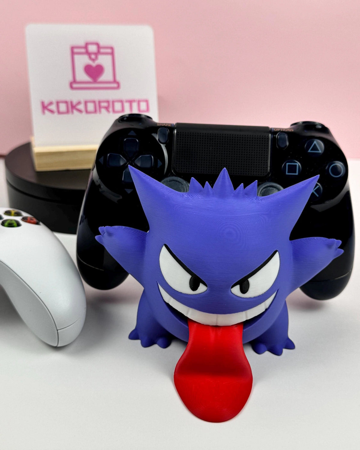 Soporte de mando Gengar Pokémon ambientado en escritorio gaming - Kokoroto