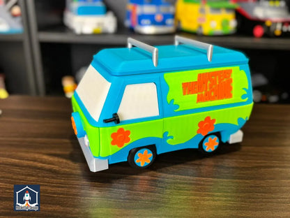 Recipiente para caramelos con forma de la Mystery Machine de Scooby-Doo sobre una estantería con más furgonetas de juguete - Kokoroto