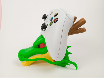 Soporte universal para mandos de videojuegos, compatible con PS5, Xbox y Switch, de la marca Kokoroto, mostrando los mandos en el soporte.