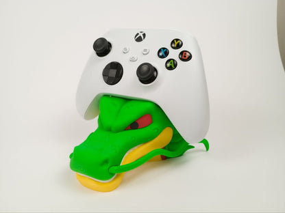 Soporte universal para mandos de Dragon Ball de Kokoroto, compatible con PS5, Xbox y Switch, mostrando el soporte en uso