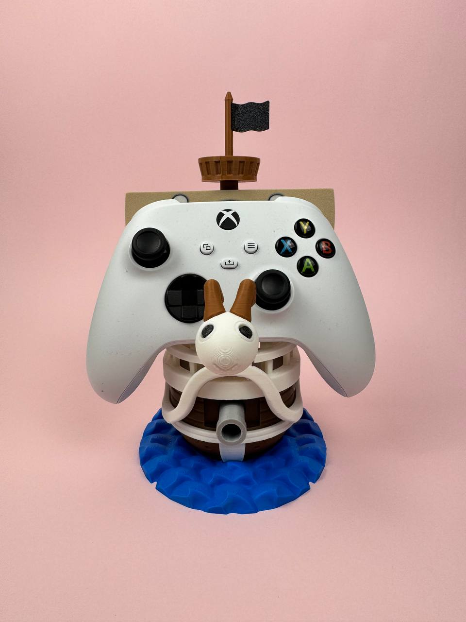 Soporte universal para mandos Kokoroto para PS5, Xbox y Switch, con diseño de One Piece, en color negro y resistente.
