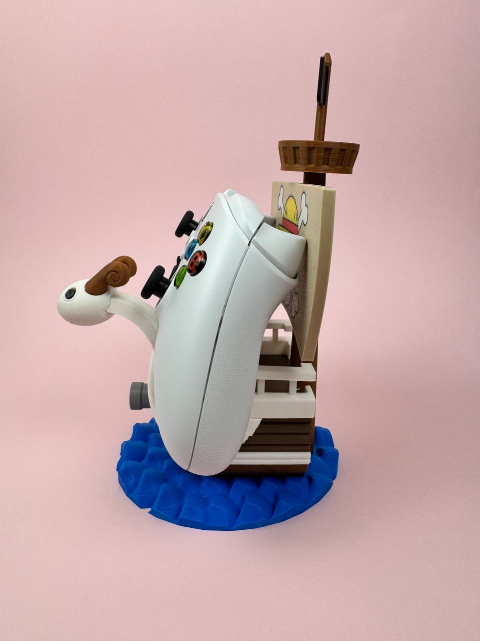 Soporte universal para mandos Kokoroto para PS5, Xbox y Nintendo Switch, diseñado con temática de One Piece, en color negro.