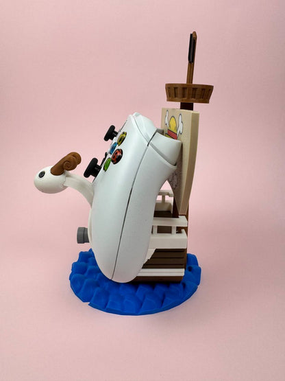 Soporte universal para mandos Kokoroto para PS5, Xbox y Nintendo Switch, diseñado con temática de One Piece, en color negro.