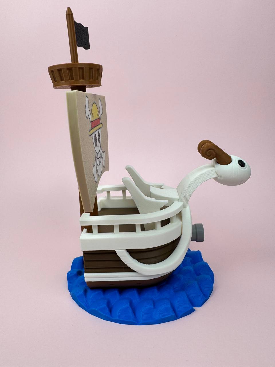 Soporte universal para mandos Kokoroto para PS5, Xbox y Switch, con diseño inspirado en One Piece, mostrando los mandos en reposo