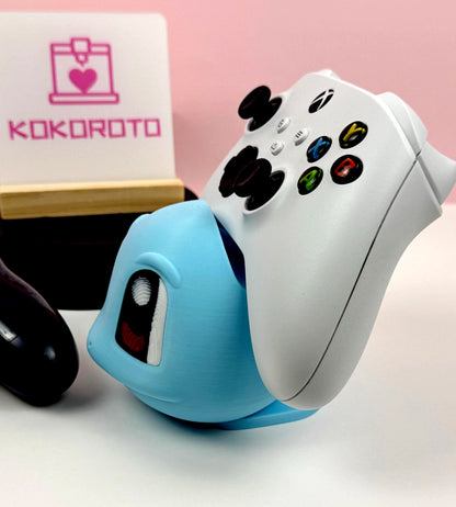 Soporte para mando Squirtle Pokémon ambientado en escritorio gaming - Kokoroto