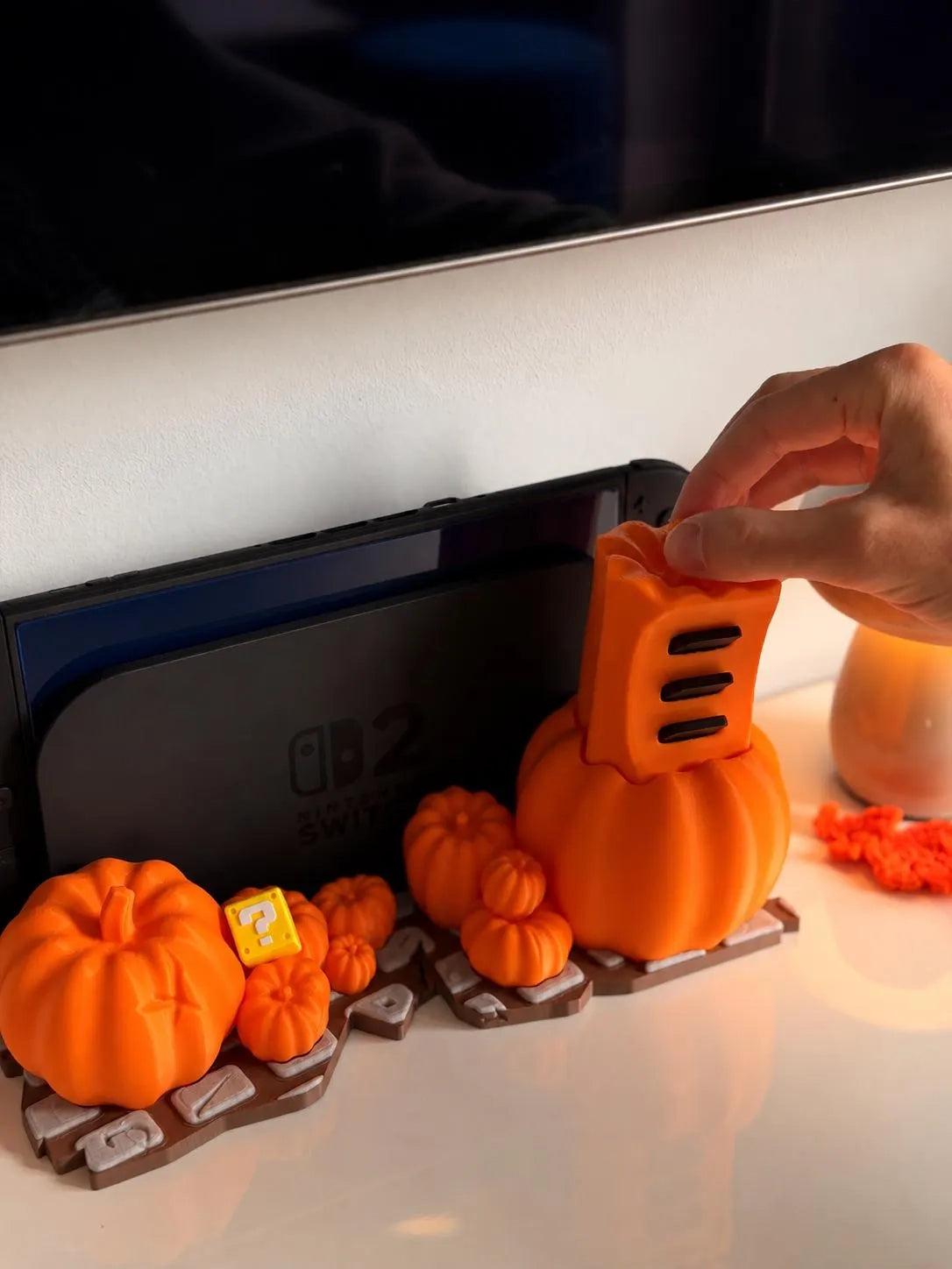 Detailansicht des Kürbisses mit dem geheimen Fach des Halloween Docks, das zeigt, wie er sich zum Verstauen von Modulen öffnet - Kokoroto